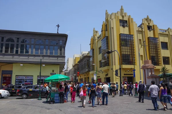 Vida callejera en una de las calles del casco antiguo de Lima con casas tradicionales de colores y balcón de madera — Foto de Stock
