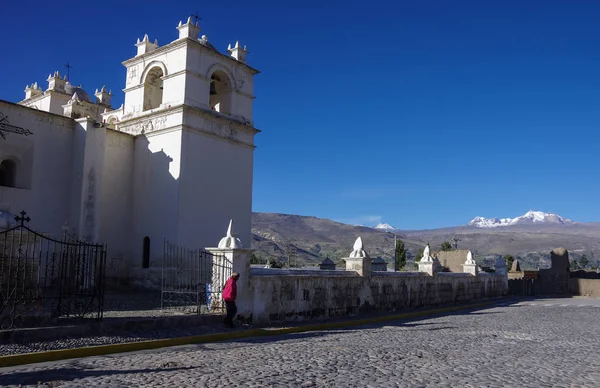 Hlavní náměstí a kostel Neposkvrněného početí Panny Marie s horami v pozadí v Yanque, Colca Canyon, Peru. Byl postaven v 17. století v barokním stylu. — Stock fotografie