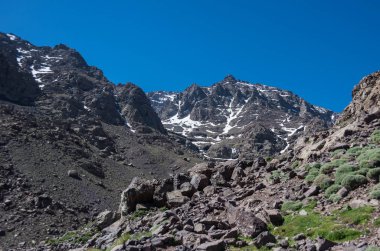 Bahar ile Toubkal milli parkta mount, kapak kar ve buz, valley yakınındaki sığınak Toubkal, Jebel Toubkal, en yüksek tepe Atlas Dağları ve Fas zam için başlangıç noktası