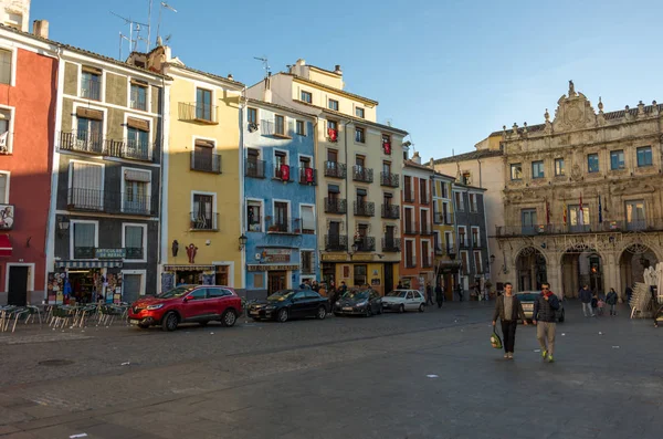 Kleurrijke gevels van de huizen op het centrale plein (Plaza Mayor) met townhall (Los Arcos del Ayuntamiento) in Cuenca — Stockfoto
