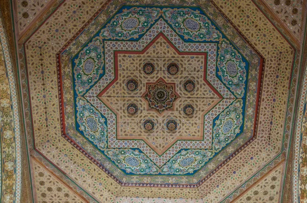 Ornate handcarved wooden ceiling insert at the ancient Bahia Palace in Marrakech, Morocco — Stock Photo, Image