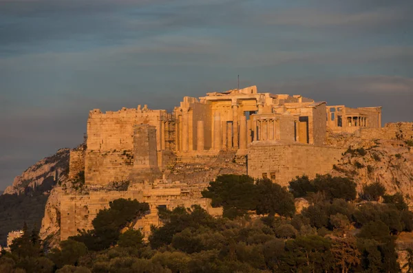 Vista a la Acrópolis con Propilea y Templo de Atenea Nike, Atenas, Grecia — Foto de Stock