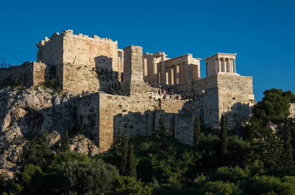 Nézd, az Akropolisz, a Propylaea és a templom Athena Nike, Athén, Görögország — Stock Fotó