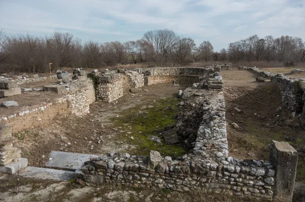 Ruinas de la Basílica Episcopal en el sitio arqueológico de Dion en Grecia — Foto de Stock