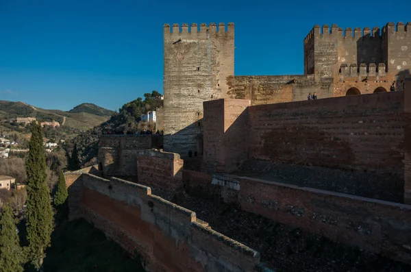 Väggar och torn av Alcazaba, citadel av Alhambra, Nazarite. Granada, Spanien. — Stockfoto