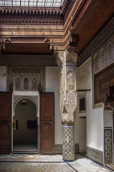 F vnitřní o Dar Jamai muzeum El Hedim náměstí v Meknes, Maroko. — Stock fotografie