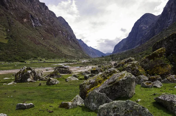 Valle de la montaña y río. Parque Nacional Huascaran, Cordillera Blanca - Circuito de Santa Cruz Trekking. Perú — Foto de Stock