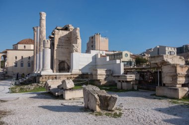 Monastiraki Meydanı, Atina, Yunanistan kitaplığında Hadrian'ın kalıntıları