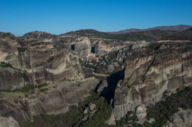 Manastır ve kaya oluşumları Meteora, Yunanistan ile manzara.