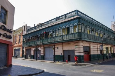  Geleneksel renkli evleri ve hepsinde ahşap balkon ile Lima eski şehrin cadde görünümü.