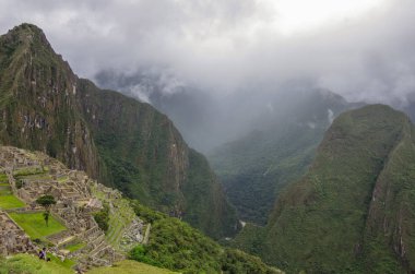 Kayıp İnka şehir Machu Picchu dağ Machu Picchu ve Huayna Picchu dağdan'görünümünü. Alçak bulutlar. Cusco bölgesinde, kutsal vadi, Peru