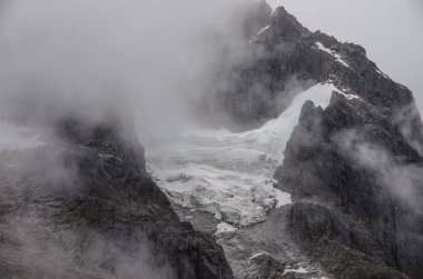 Dağ doruklarına panorama Punta Birliği pası glacier ile görüntüleyin. Huascaran Milli Parkı, Cordillera Blanca - Santa Cruz Trekking devre. Peru