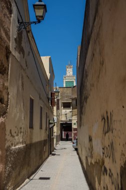 Meknes dar tipik sokak ile medrese Bou Inania Minare, arka plan, Fas. Meknes, Fas dört imparatorluk kentlerinden biridir.