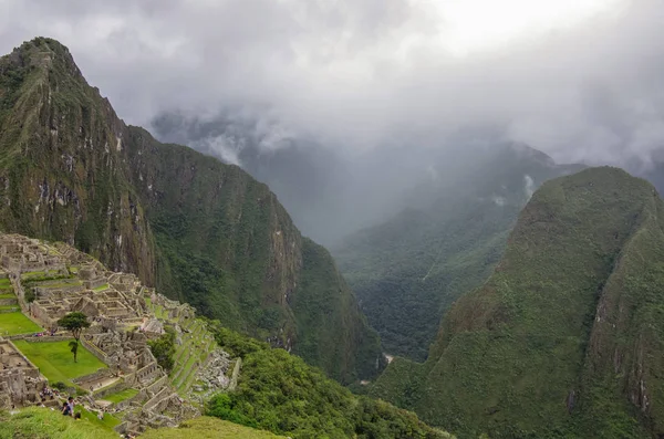 Widok z zaginionego miasta Incan Machu Picchu i Huayna Picchu górski z góry Machu Picchu. Niskie chmury i mgła. W regionie Cuzco, Sacred Valley, Peru — Zdjęcie stockowe