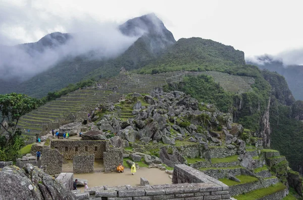 Vista de la Ciudad Inca Perdida de Machu Picchu y la montaña Huayna Picchu desde la montaña Machu Picchu. Nubes bajas. Región del Cusco, Valle Sagrado, Perú — Foto de Stock