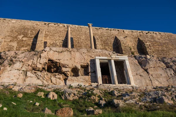 Las ruinas del monumento corágico de Thrasyllus, Acrópolis, Atenas, Grecia — Foto de Stock