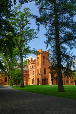  İngiliz şatosu tarzında eski kırmızı tuğlalı malikane..