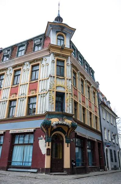 Fachada de casa art nouveau na cidade de Riga, rua Kaleju, 23 (Letónia, Europa). Arquitetura antiga, casa de apartamento com loja de 1903, arquiteto Paul Mandelstamm — Fotografia de Stock