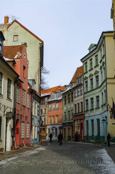Maisons médiévales traditionnelles dans la rue de Riga vieille ville. Hiver et neige . — Photo