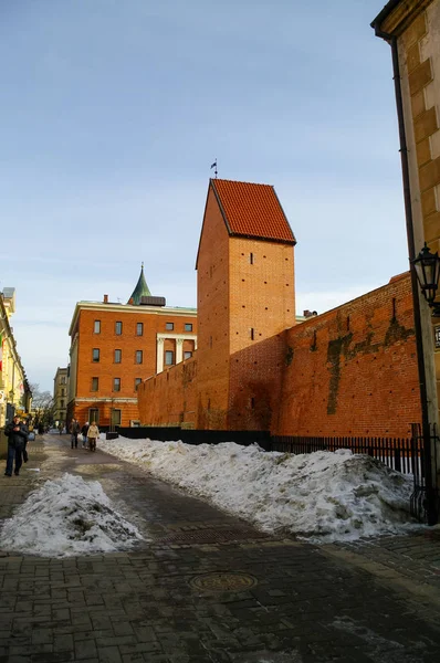 Fragment du mur de la ville et de la tour Ramera sur Torna Street. Riga — Photo