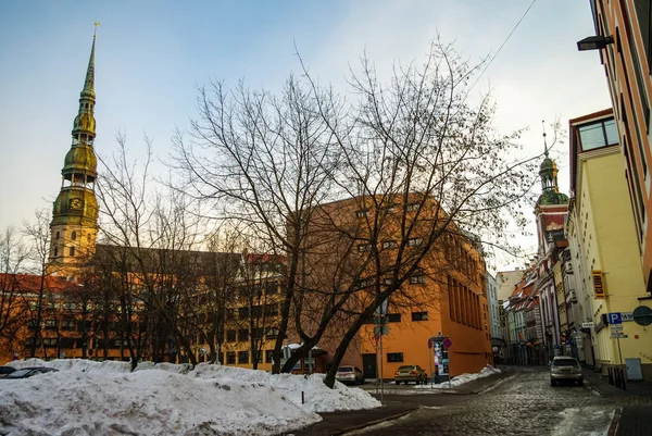 参观里加古城街道上的中世纪房屋和圣彼得教堂尖塔。 拉脱维亚。 冬季早晨 — 图库照片