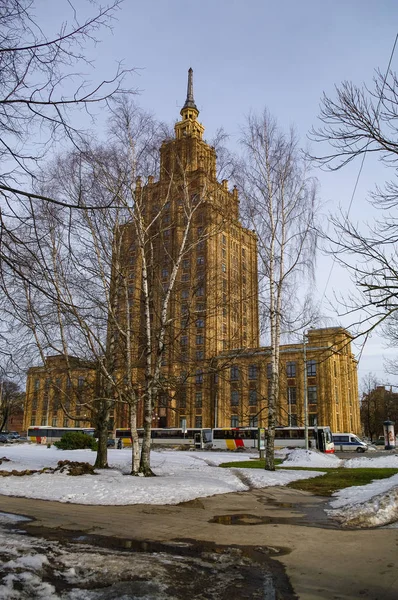 Vista al edificio de la Academia de Ciencias de Letonia. Temprano en la mañana en Riga, Letonia — Foto de Stock