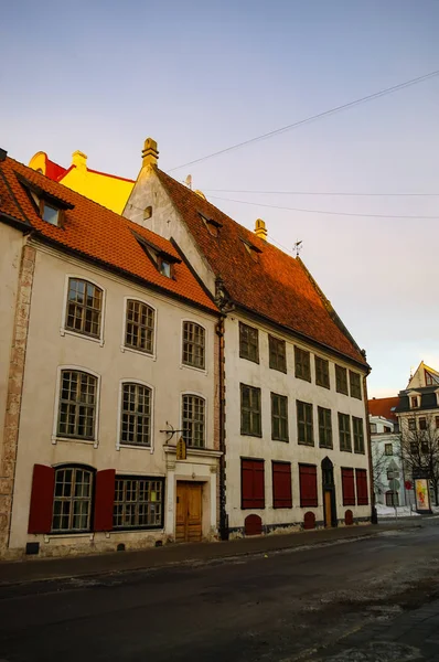 Casas medievais tradicionais na rua da cidade velha de Riga . — Fotografia de Stock