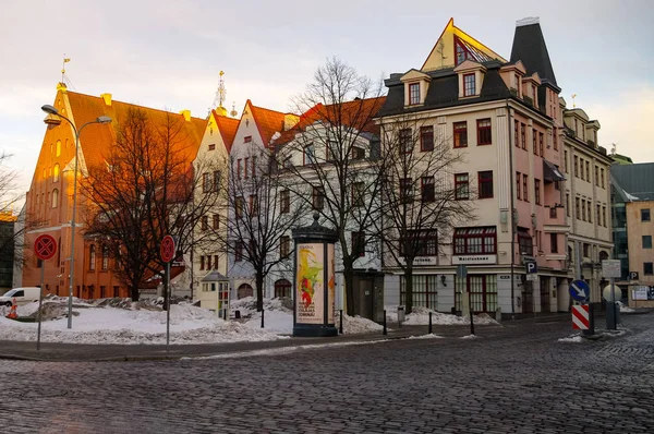 Casas medievais tradicionais na rua da cidade velha de Riga . — Fotografia de Stock