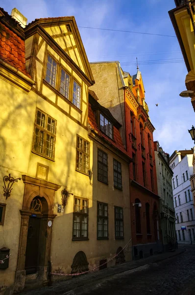 Παραδοσιακά μεσαιωνικά σπίτια στο δρόμο της παλιάς πόλης της Ρίγας. Χειμώνας — Φωτογραφία Αρχείου