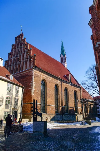 Riga 'nın tarihi merkezindeki St. John Kilisesi' nin önündeki meydan. — Stok fotoğraf