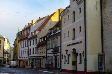 Geleneksel Ortaçağ Riga eski şehir caddede ev sahipliği yapmaktadır. Kış ve kar.