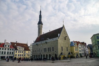 Tallinn Belediye Binası ve Raekoja Meydanı'na sabah, Tallinn, Estonya
