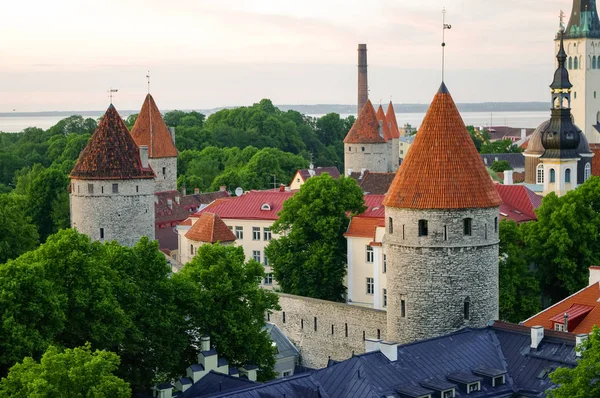 Paisaje urbano aéreo con casco antiguo medieval, iglesia bautista de San Olaf y muralla de Tallin, Tallin, Estonia — Foto de Stock