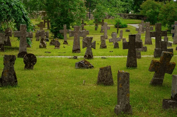Τάφοι στο παλιό νεκροταφείο του Αγίου Brigitta μοναστήρι στην περιοχή Pirita, Ταλίν, Εσθονία — Φωτογραφία Αρχείου