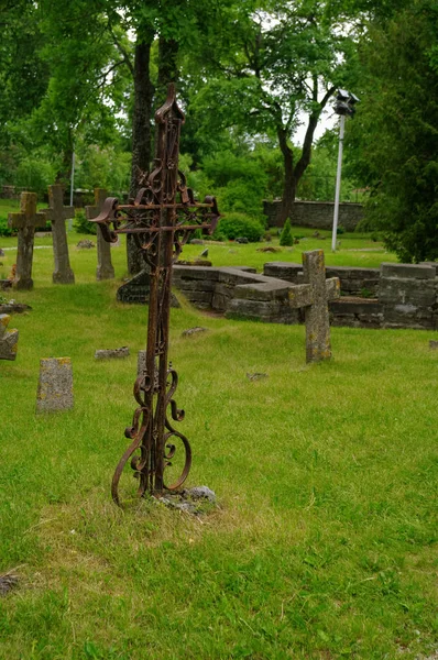 Gräber auf dem alten Friedhof des St. Brigitta-Klosters in der Pirita-Region, Tallinn, Estland — Stockfoto