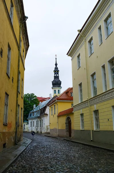 Smalle straat in de oude binnenstad van Tallinn, Estland — Stockfoto