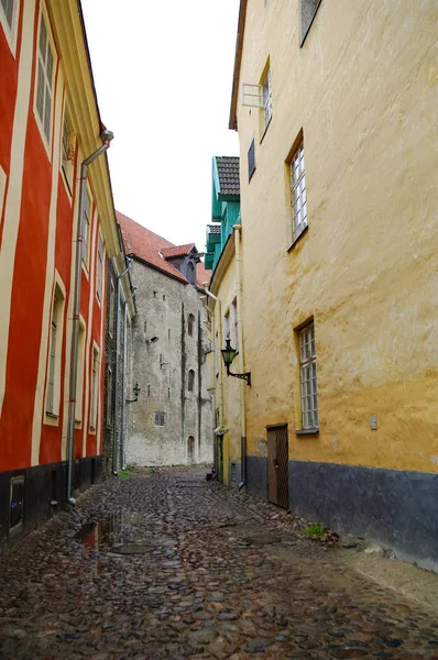 Rua estreita na cidade velha de Tallinn, Estónia — Fotografia de Stock
