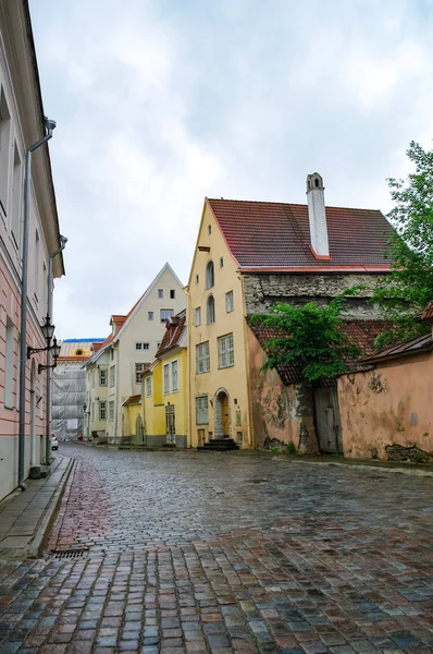 Smalle straat in de oude binnenstad van Tallinn, Estland — Stockfoto