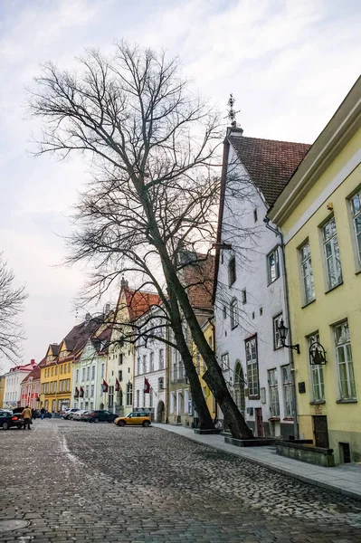 Узкая улица со средневековыми домами в старом городе Таллинна, Эстония — стоковое фото