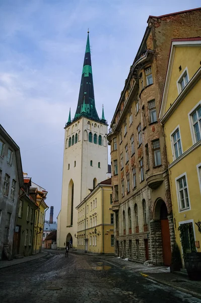 Вид на церковь Святого Олафа в Таллинне, Эстония. Шпиль 123,8 метра в высоту . — стоковое фото
