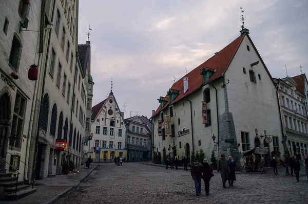 Restaurante Olde Hansa na rua Vanaturu Kael na cidade velha — Fotografia de Stock