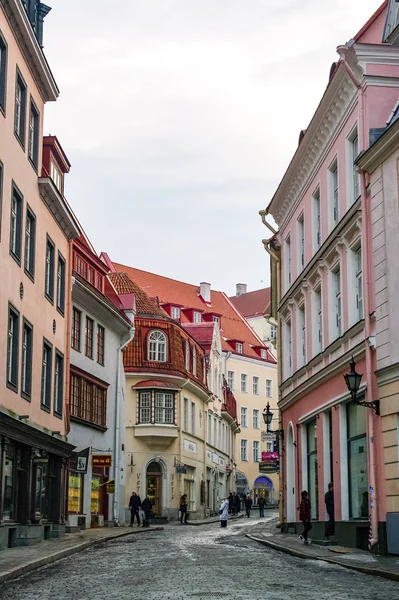 Узкая улица в старом городе Таллинна, Эстония — стоковое фото