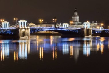 Palace Köprüsü 'nün gece manzarası yeni yıl için şenlikli ışıklarla süslenmiş. Sankt-Peterburg, Rusya.