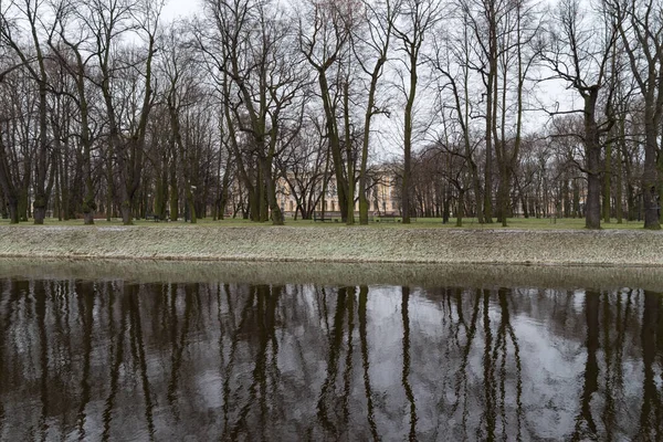 Vista de invierno jardín Mikhailovsky y el río Moyka con los árboles reflexión, Sankt Peterburg, Rusia — Foto de Stock