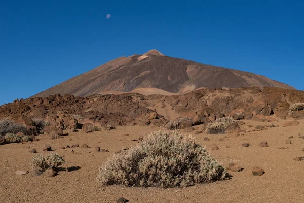 Marsianskt landskap på de östra sluttningarna av Montana Blanca Mirador las Minas de San Jose med Teide montera på bakgrunden. Teide nationalpark, Teneriffa, Kanarieöarna, Spanien — Stockfoto