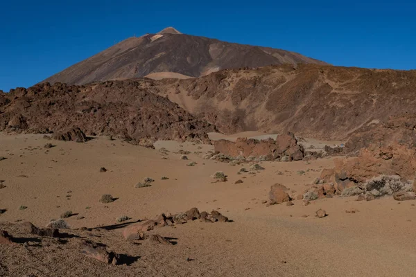 位于蒙大拿州东部斜坡上的火星人景观，背景是圣荷西山脉（英语：Teide mount） 。西班牙加那利群岛Tenerife Teide国家公园 — 图库照片