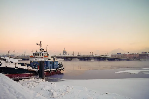 Winter view of the Annunciation (Blagoveschensky) bridge with Saint Isaac's Cathedral, St. Petersburg, Russia — Stock Photo, Image