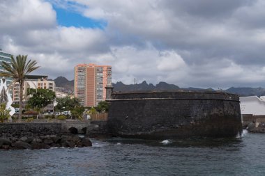 Santa Cruz de Tenerife, İspanya - 9 Ocak 2020: San Juan Baptist Şatosu (Kara Kale). Kanarya Adaları.