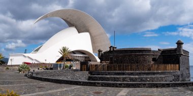 Santa Cruz de Tenerife, İspanya - 9 Ocak 2020: Auditorio de Tenerife ve San Juan Baptist Şatosu).
