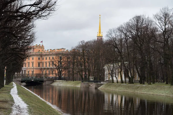 Mikhailovsky Kalesi, Moika Nehri ve Mikhailovsky Bahçesi, Saint-Petersburg, Rusya